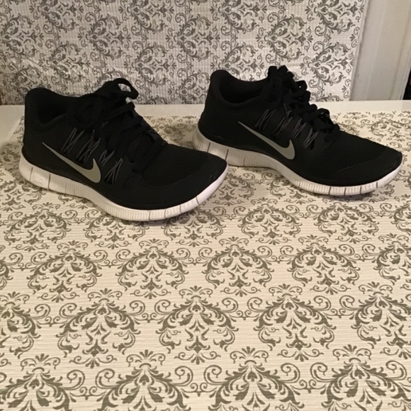 Nike Free 5.0 size 5 black, metallic silver, dark grey and white - Picture 3 of 5